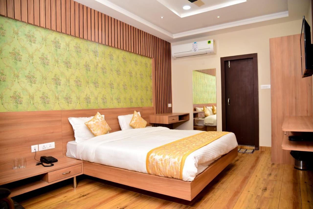Hotel Olive Crown Lucknow Bagian luar foto