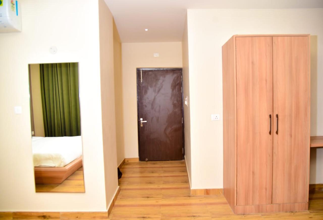Hotel Olive Crown Lucknow Bagian luar foto