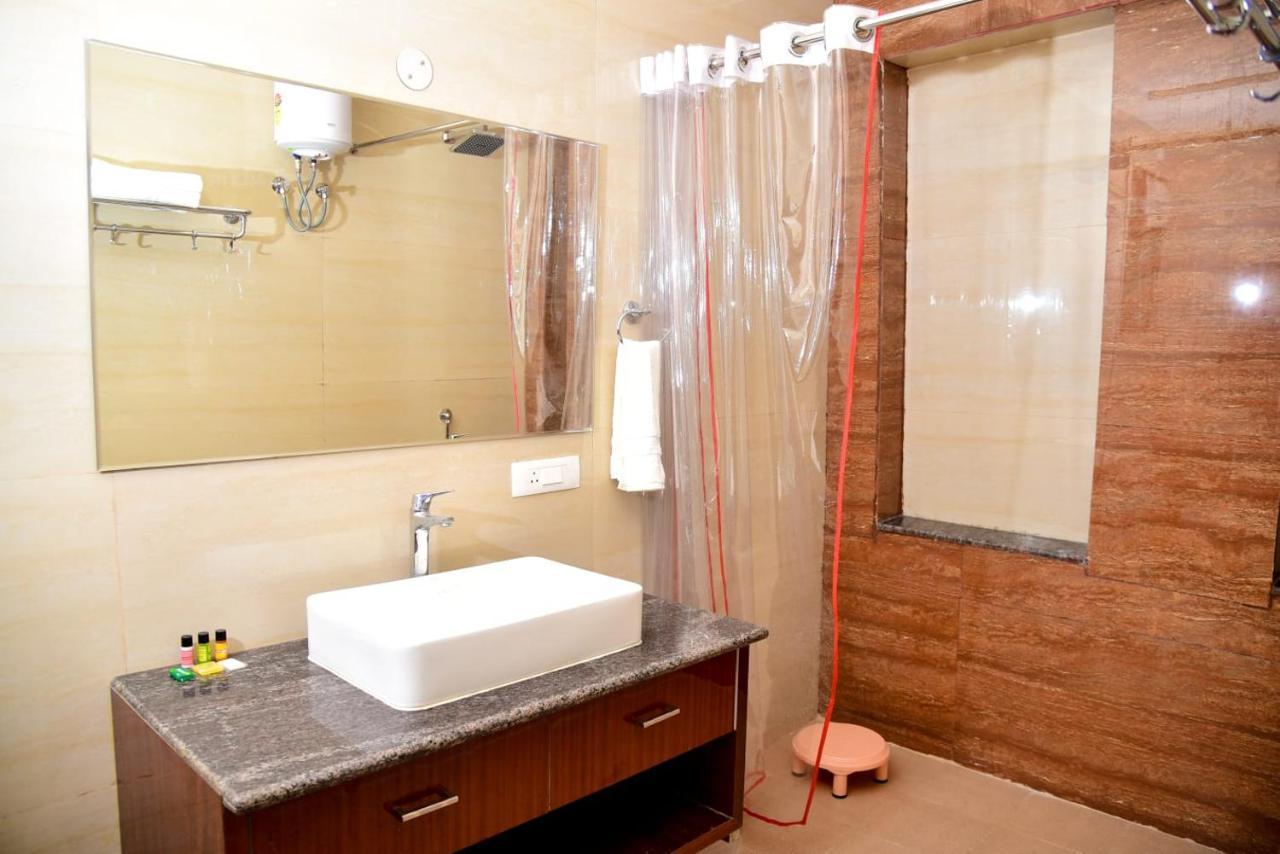 Hotel Olive Crown Lucknow Bagian luar foto