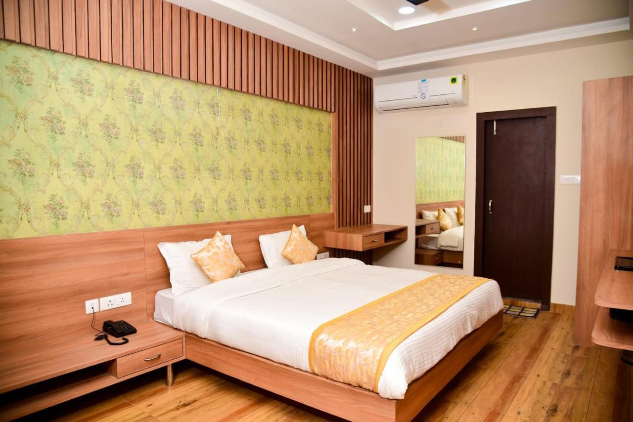 Hotel Olive Crown Lucknow Bagian luar foto