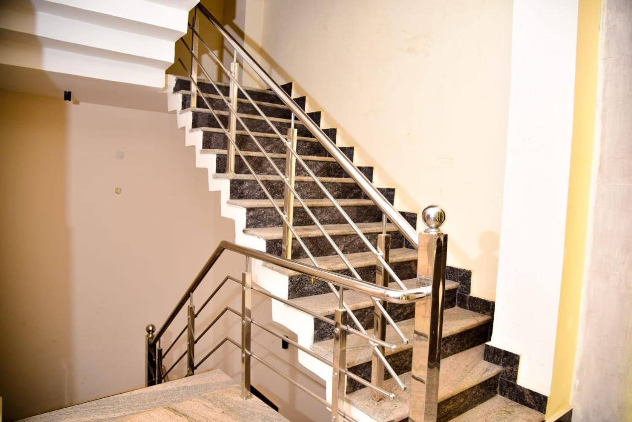 Hotel Olive Crown Lucknow Bagian luar foto