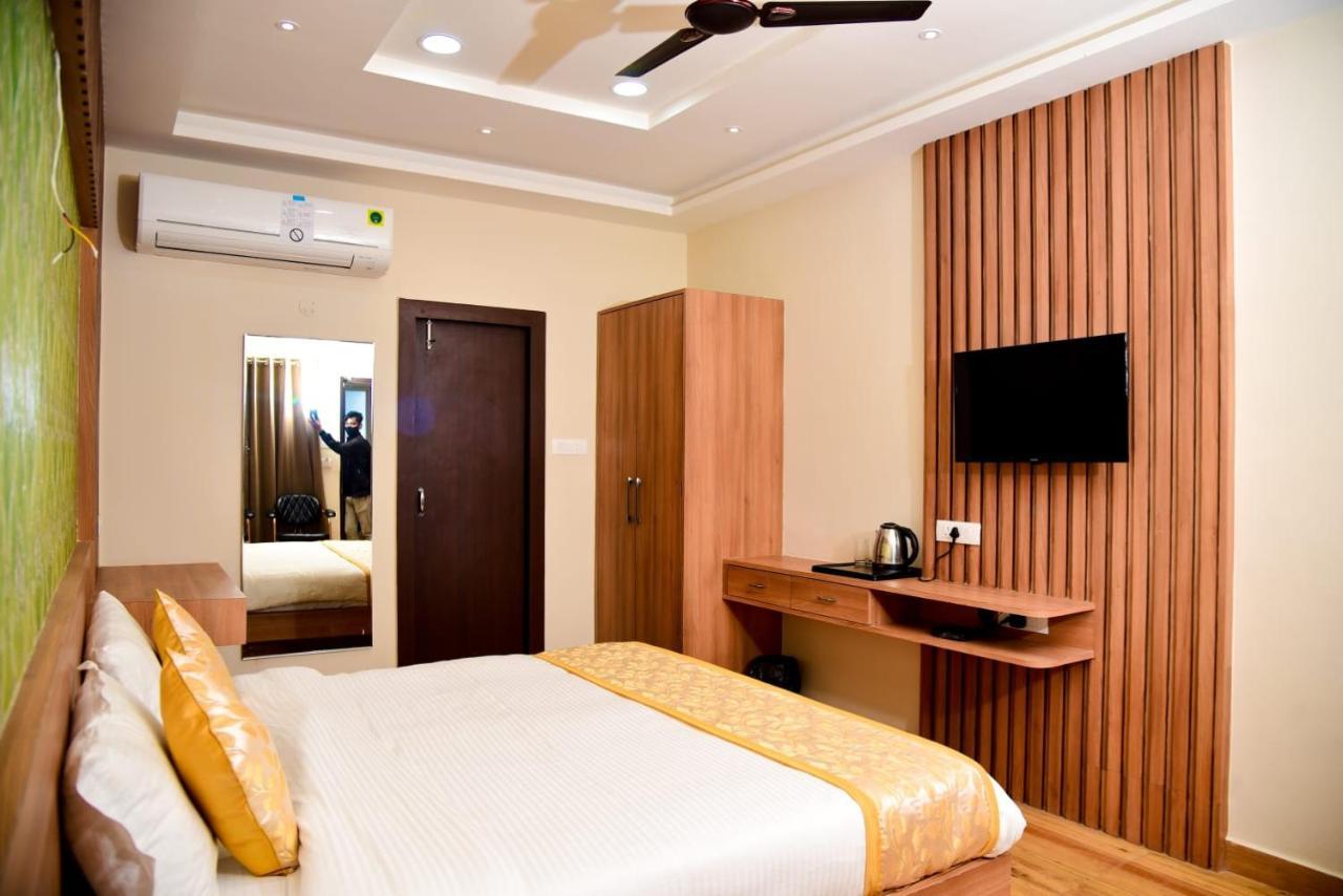 Hotel Olive Crown Lucknow Bagian luar foto