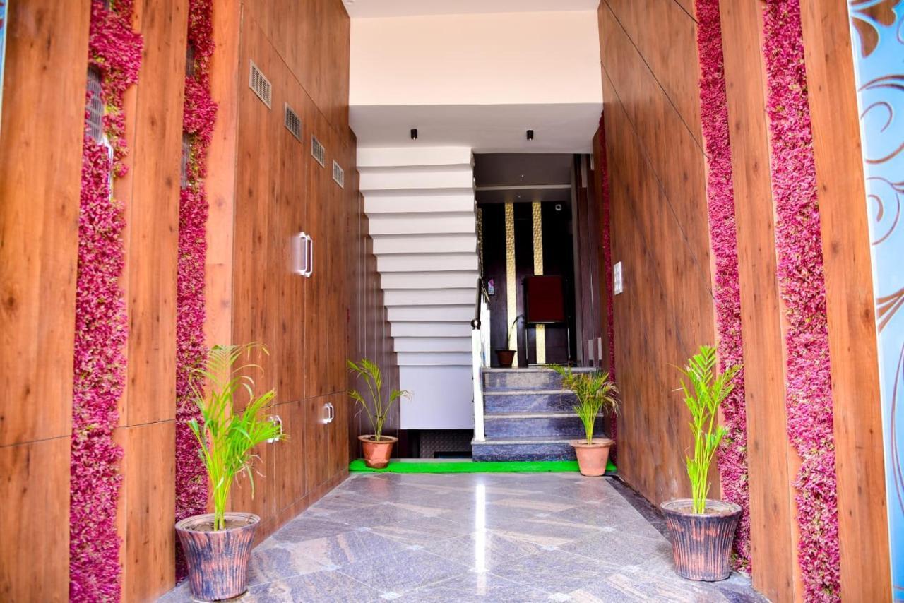Hotel Olive Crown Lucknow Bagian luar foto