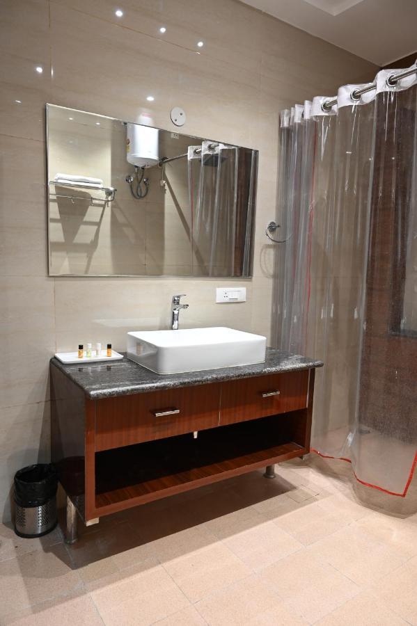 Hotel Olive Crown Lucknow Bagian luar foto