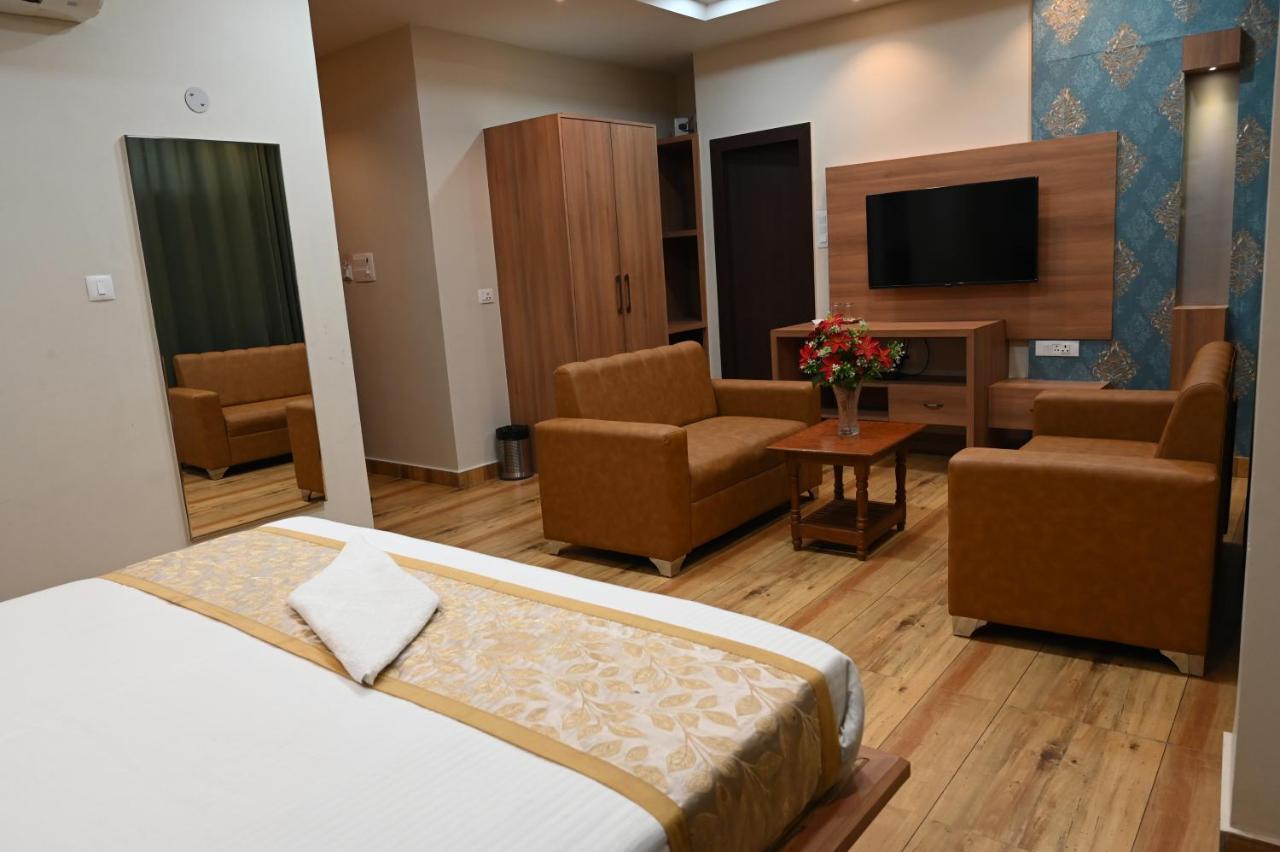 Hotel Olive Crown Lucknow Bagian luar foto
