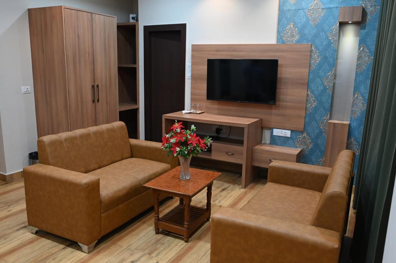 Hotel Olive Crown Lucknow Bagian luar foto