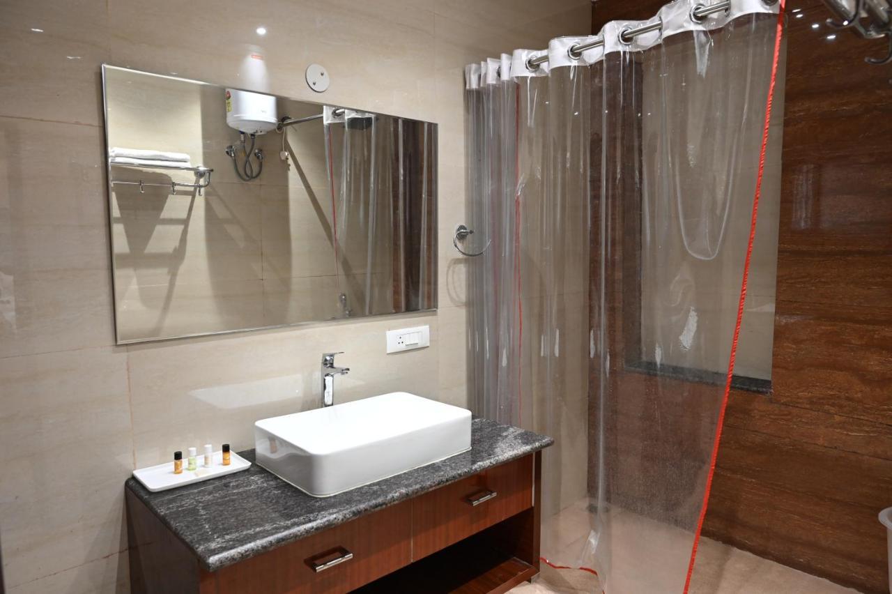 Hotel Olive Crown Lucknow Bagian luar foto